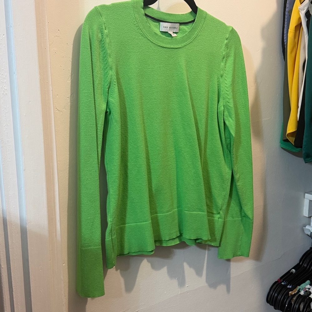 Free Assembly Women's Vibrant Green Long Sleeve Crewneck Sweater St Patricks Day - Picture 8 of 14